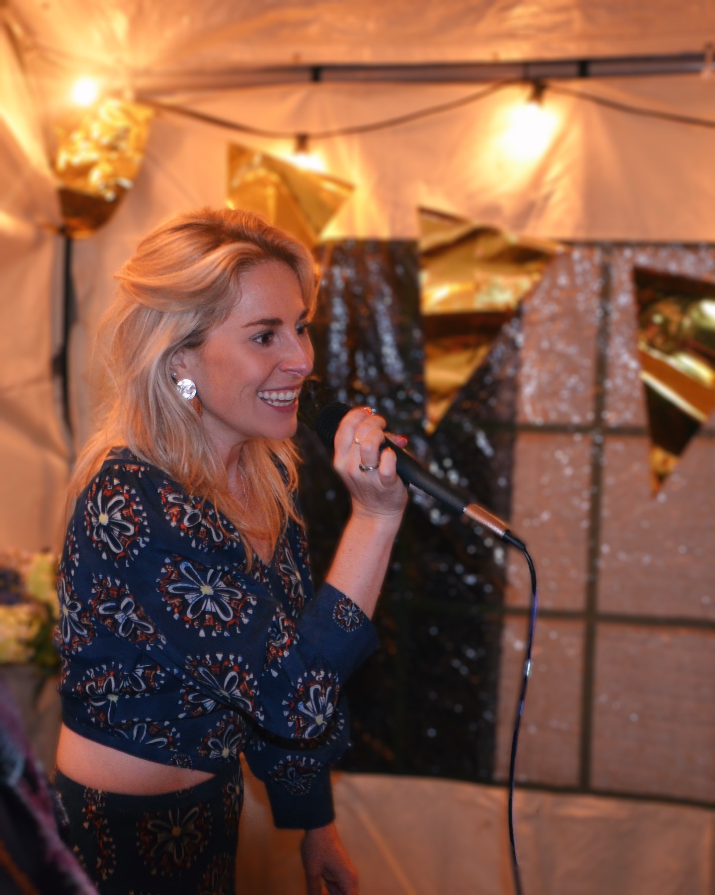 Simone zingend met een microfoon