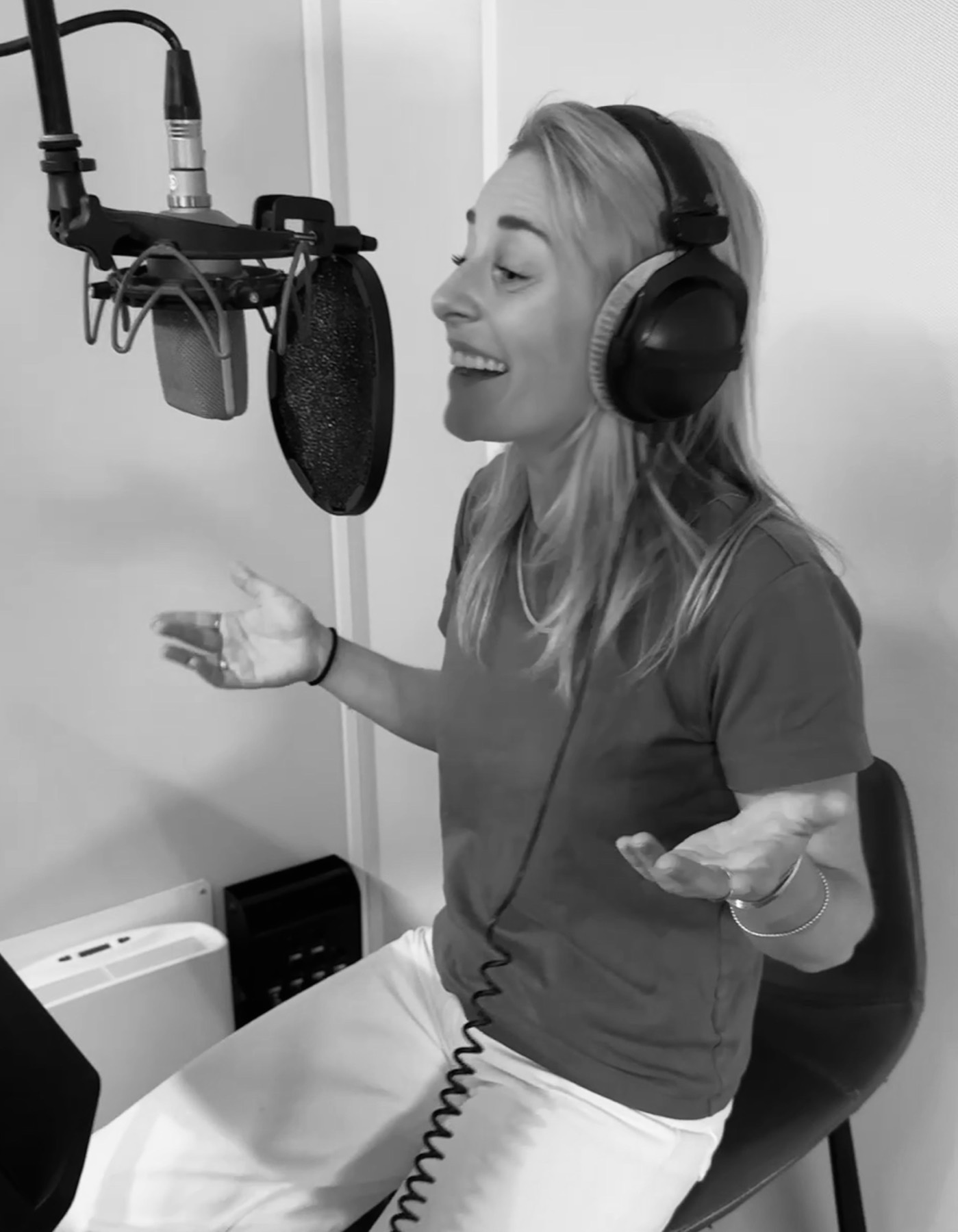 Simone tijdens een voice-over-opname
