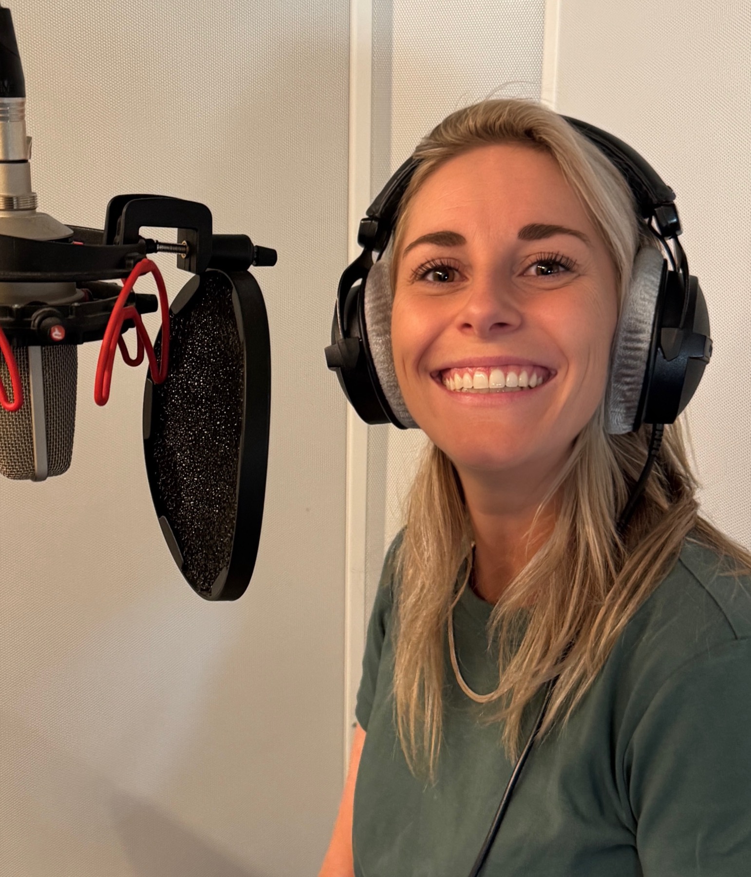 Simone, stem & voice-over