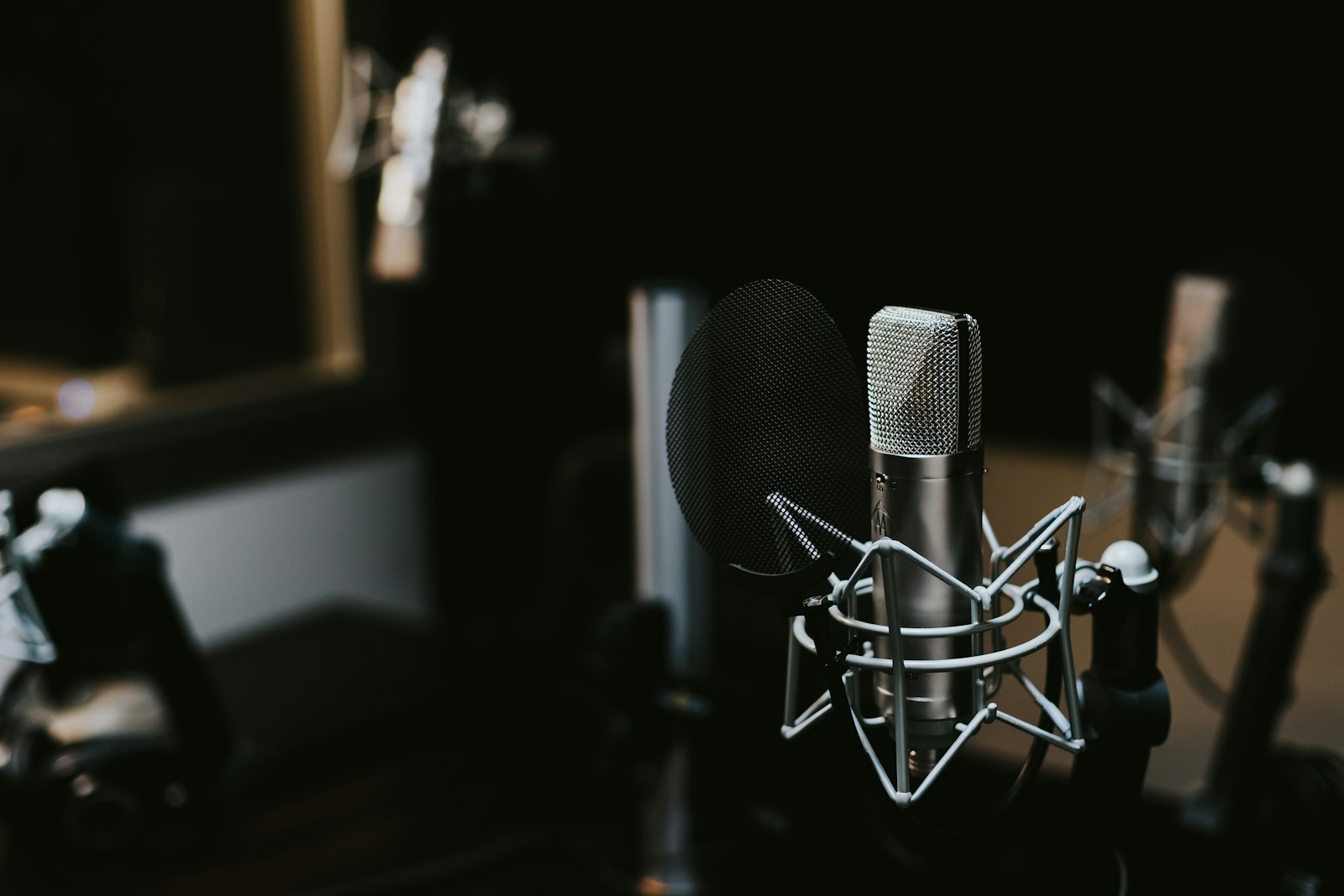 Studiomicrofoon met plopkap in een opnamestudio